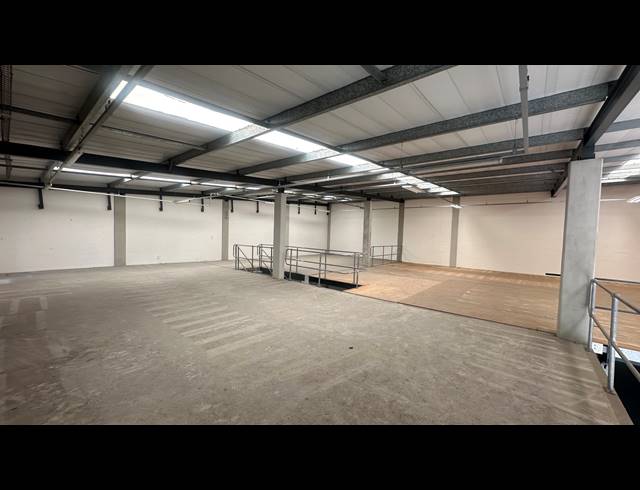 572M² MINI FACTORY TO LET IN STIKLAND INDUSTRIAL
